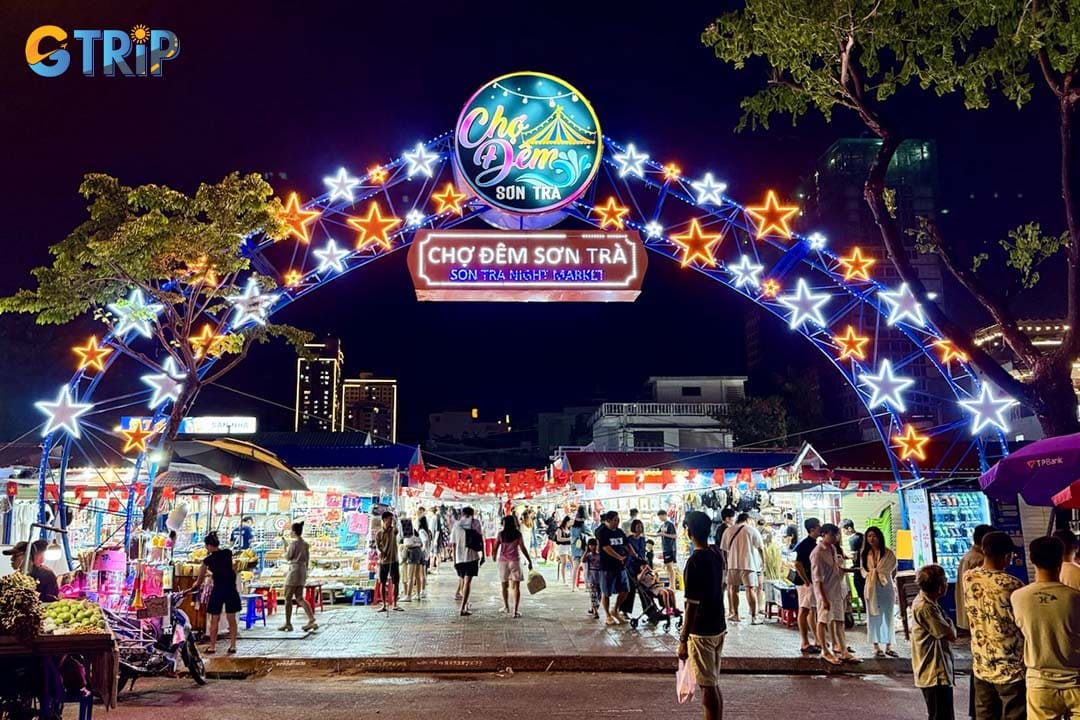 Son Tra Night Market near the Han River offers food, shopping, and entertainment experiences