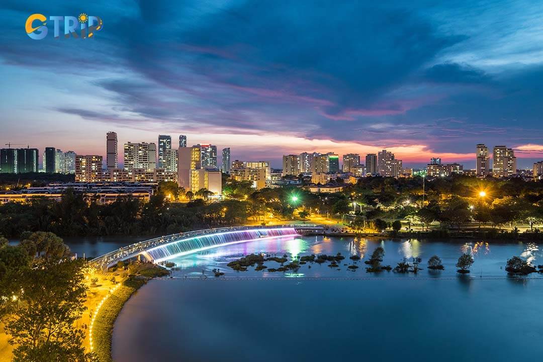 Starlight Bridge is Vietnam’s first modern pedestrian bridge, renowned for its elegant curves, color-changing LED lights
