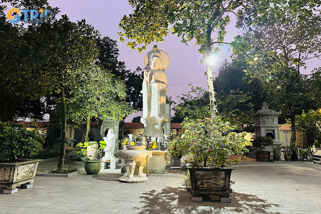 The  grand Buddha statues within the pagoda 