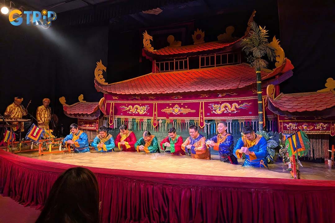 Stay still until the grand finale of the show to meet the eight talented and professional puppeteers