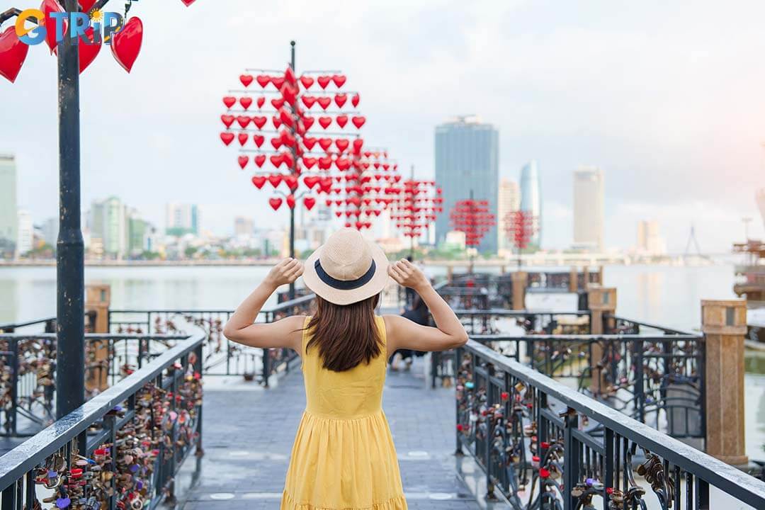 Staying near Bac My An Beach makes it easy to combine beach time with visits to nearby highlights like My Khe Beach, Dragon Bridge, and Love Lock Bridge