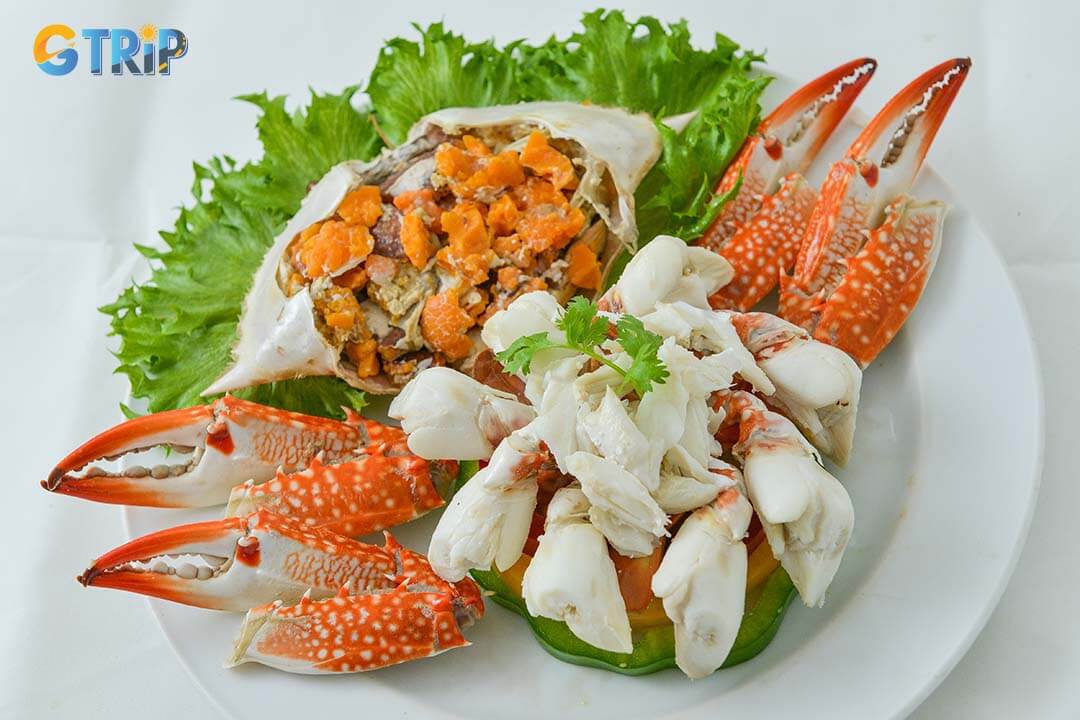 The island offers a variety of typical dishes, such as steamed crab, stir-fried squid with garlic, and dishes made from seabream