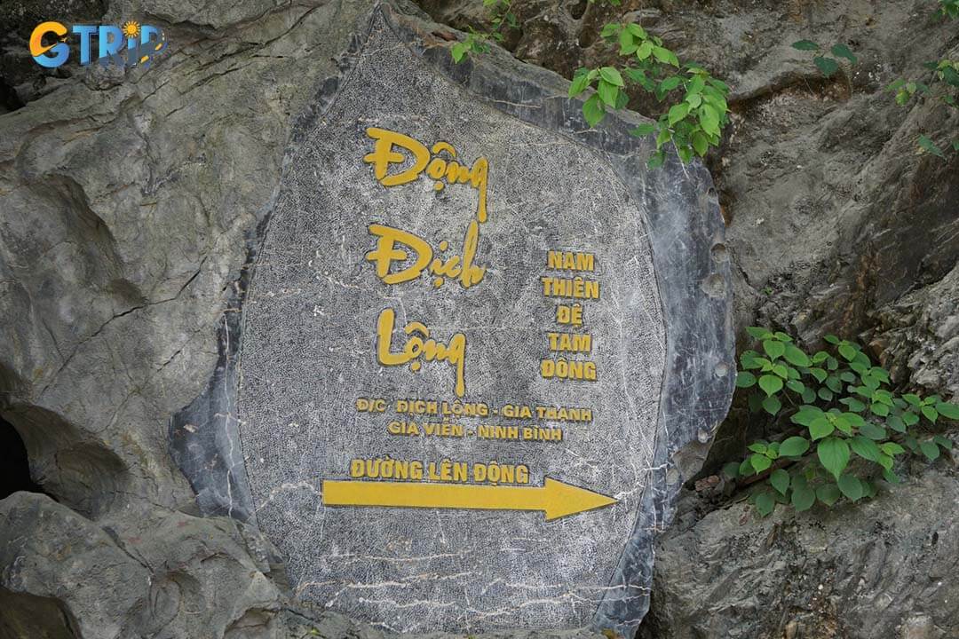 Stone stele marking the path to Dich Long Cave