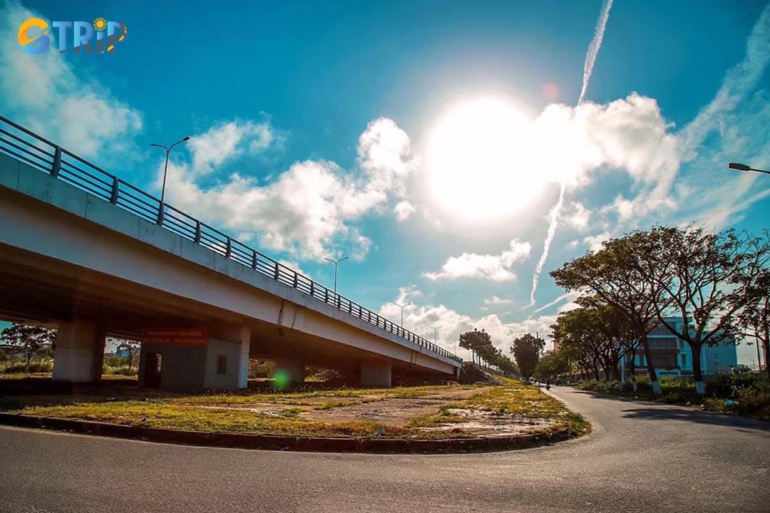 Stroll along the bridge’s pedestrian walkway to enjoy sweeping views of the Han River and a striking perspective of the Marble Mountains