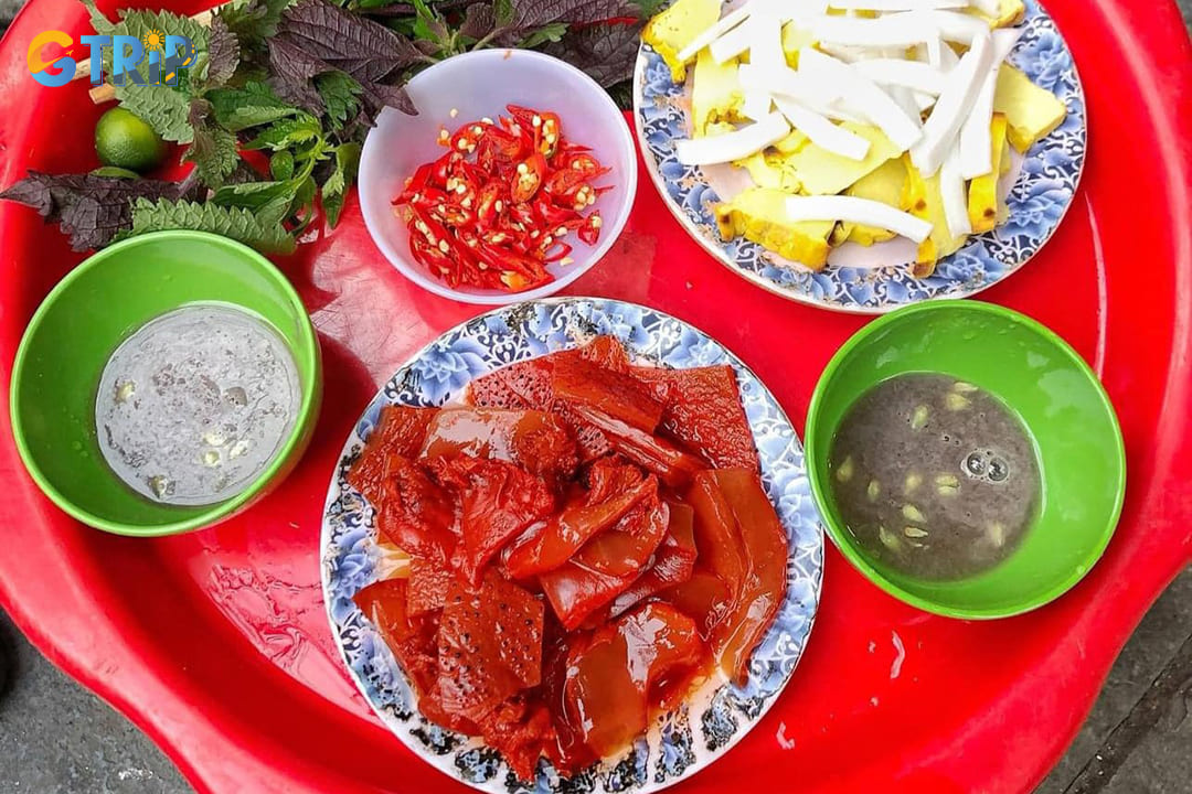 Sua do, or red jellyfish, is one of Hanoi's most unique seasonal delicacies, available only from March to May when jellyfish migrate to the Gulf of Tonkin