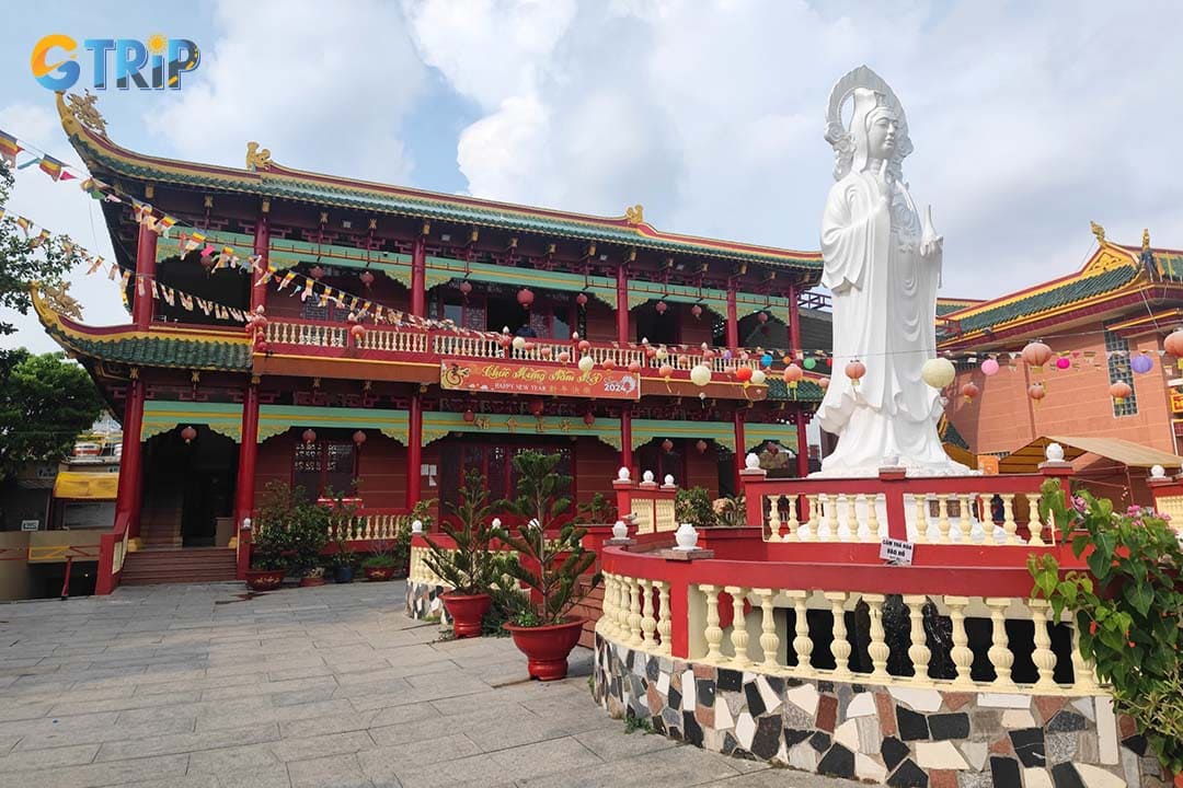 Sung Chinh Assembly Hall is both a temple and cultural landmark, distinguished by its ornate crescent roofs, porcelain figures, and stone dragons