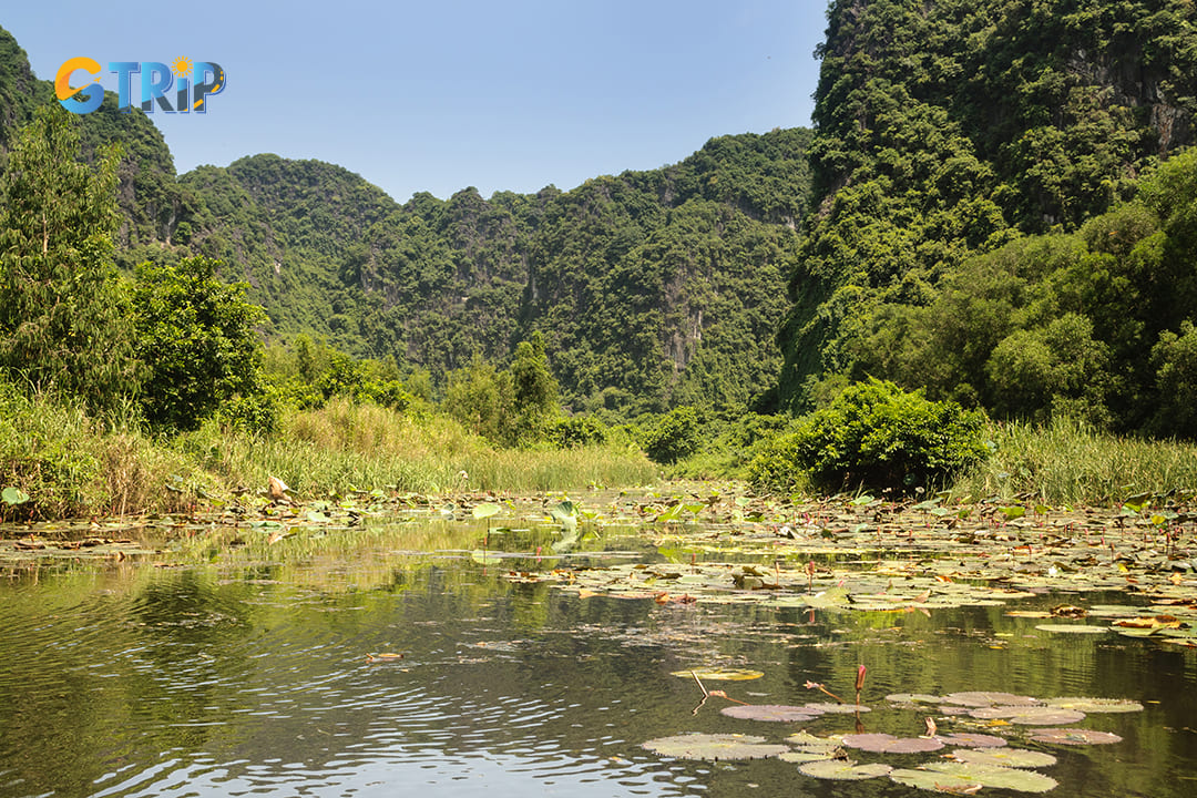 The sun shines into the Valley, creating a bright yellow scene, and it is the origin of the word Nang in Thung Nang