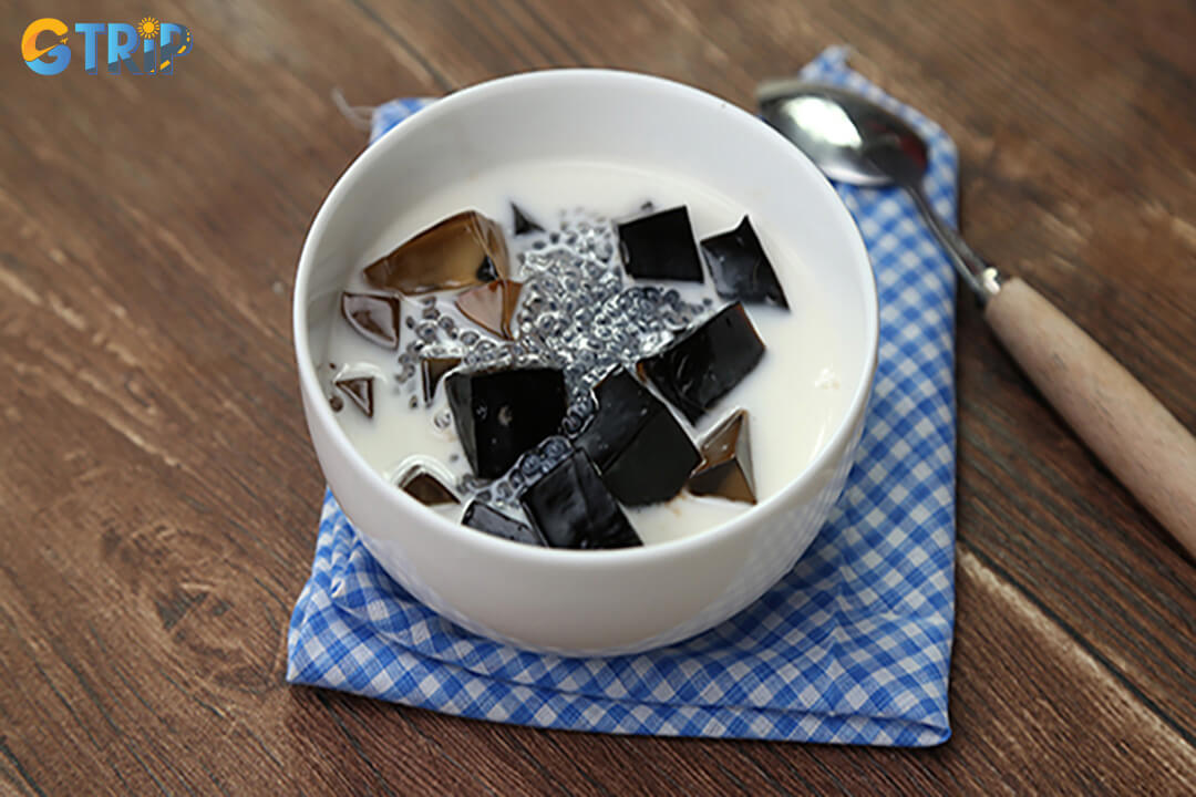Suong sao is a refreshing Vietnamese grass jelly dessert, served with syrup, crushed ice, and sometimes coconut milk, offering a light, herbal, and cooling treat