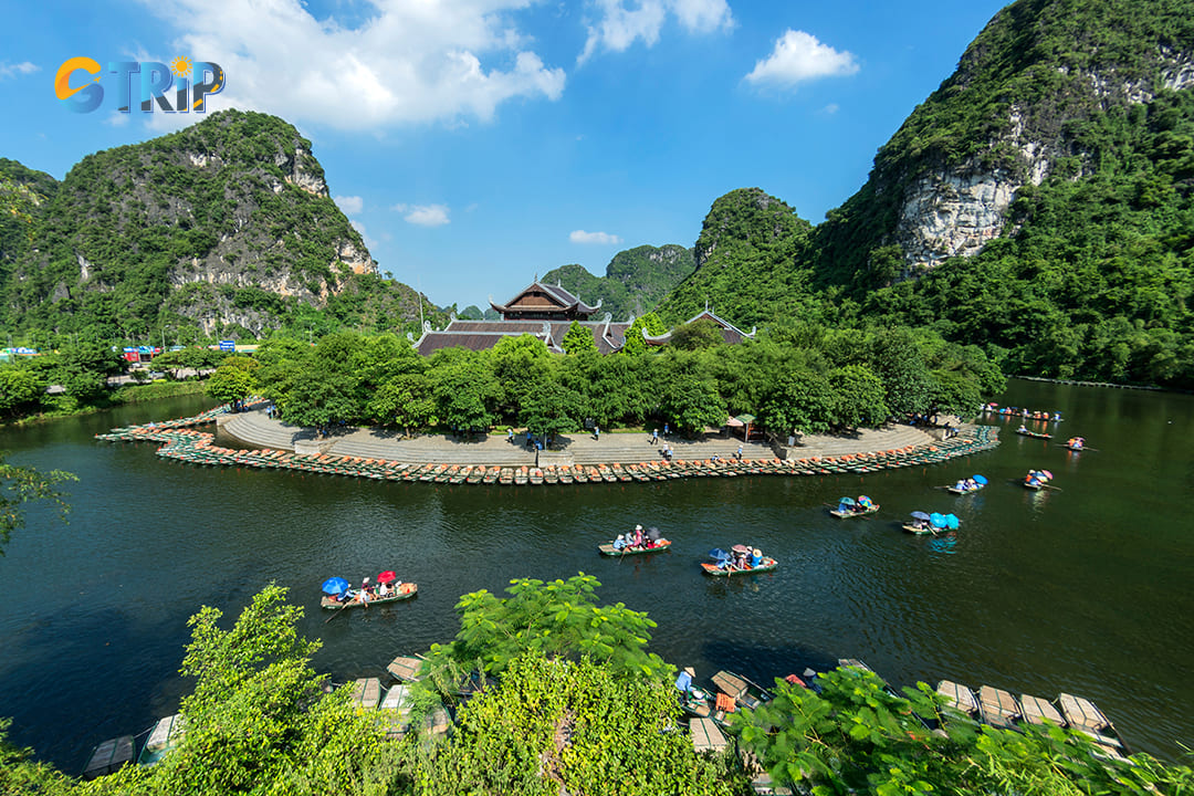 Tourist services and local guides in Bich Dong Pagoda