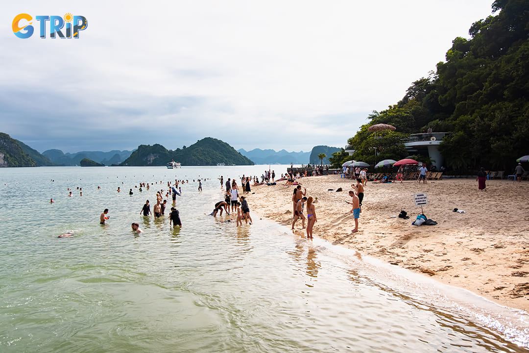 Swimming in Ha Long Bay is possible in April, especially as the water temperature begins to rise