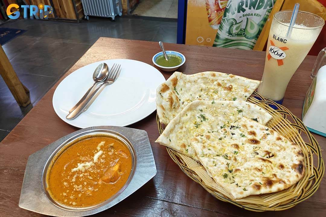 Taj Mahal Restaurant is a long-standing favorite in Pham Ngu Lao, offering authentic halal Indian and Pakistani cuisine with rich curries and tandoori specialties