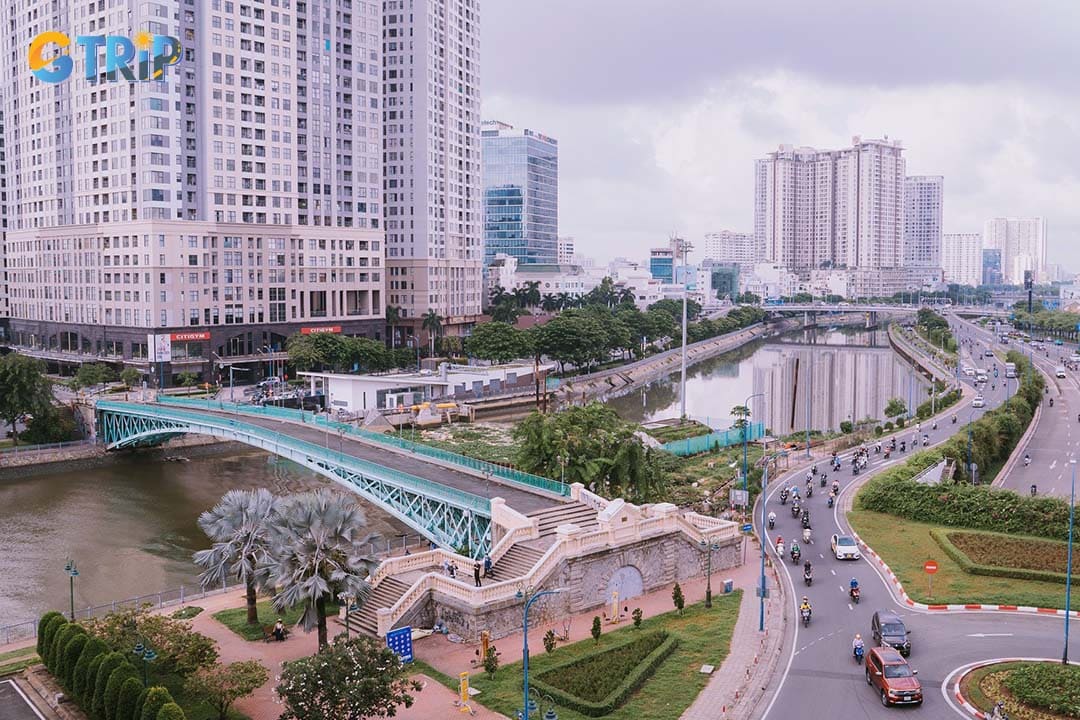 Take a peaceful walk across Mong Bridge to enjoy uninterrupted views of Ho Chi Minh City’s skyline