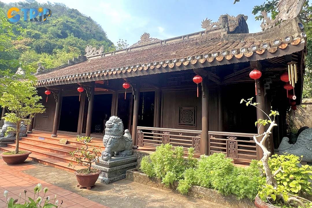 Take time to admire the three-entrance gate, and the intricate carvings and curved tile roofs