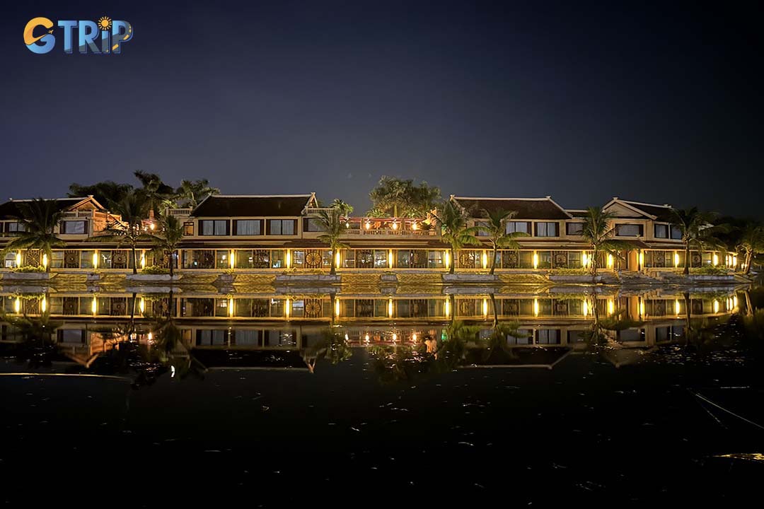 At night, Tam Coc Elegance House offers a peaceful ambiance, with soft lighting illuminating the elegant exterior and creating a serene atmosphere perfect for relaxation