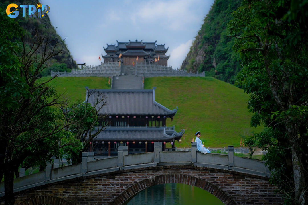 Tam Quan Gate impresses visitors with its grand avenue of newly carved blue-stone animal statues, creating a sense of fresh, majestic splendor and perfect photo moments