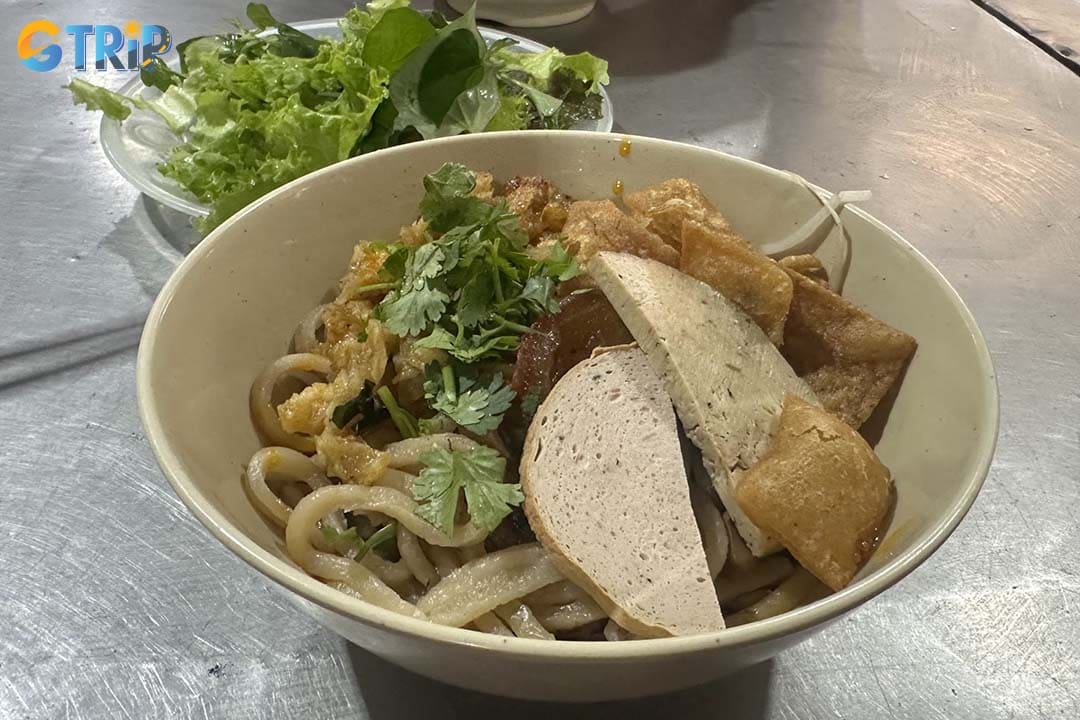 Tam Quang Minh offers vegetarian cao lau for vegans