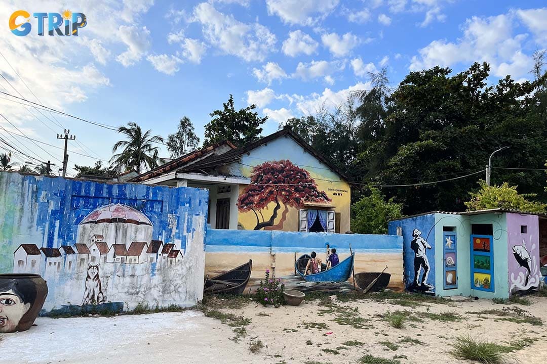 Tam Thanh Mural Village is easy to reach from major travel hubs inside and outside Danang