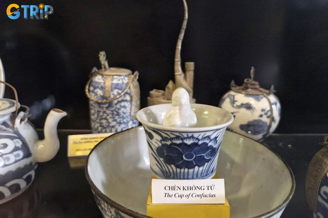 Tan Ky Old House also features rare antiques, including the unique “Confucius cup”, a centuries-old artifact symbolizing the ancient philosophy of moderation