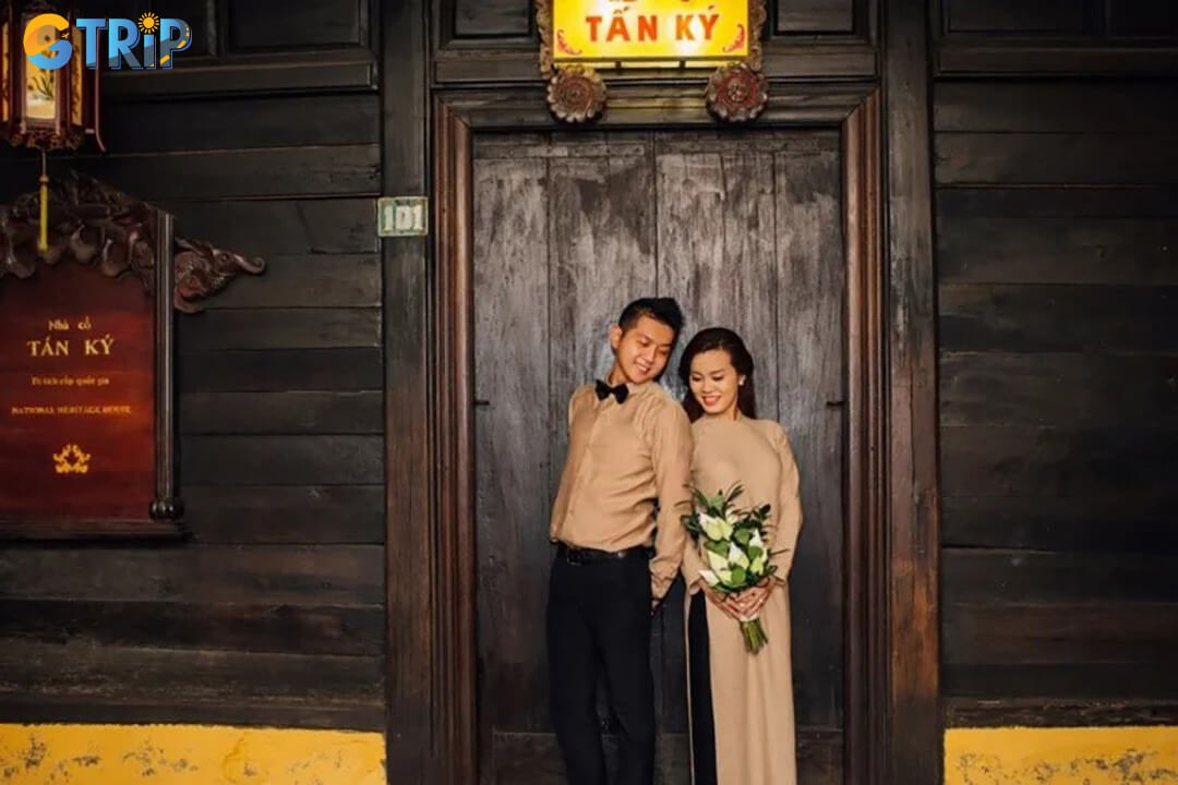 Tan Ky Old House offers a beautiful setting for photos with its warm wooden interiors, and soft natural light that highlights the timeless charm of Hoi An