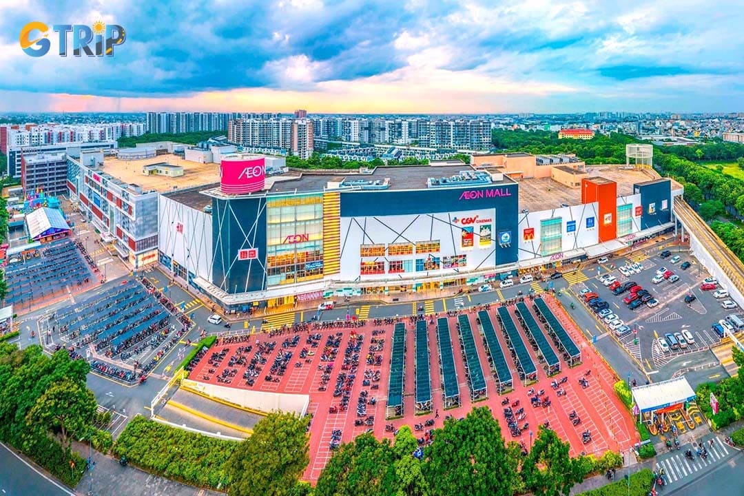 Tan Phu District offers an authentic slice of modern Saigonese life, defined by lively local neighborhoods, family-run eateries, and bustling alleyways