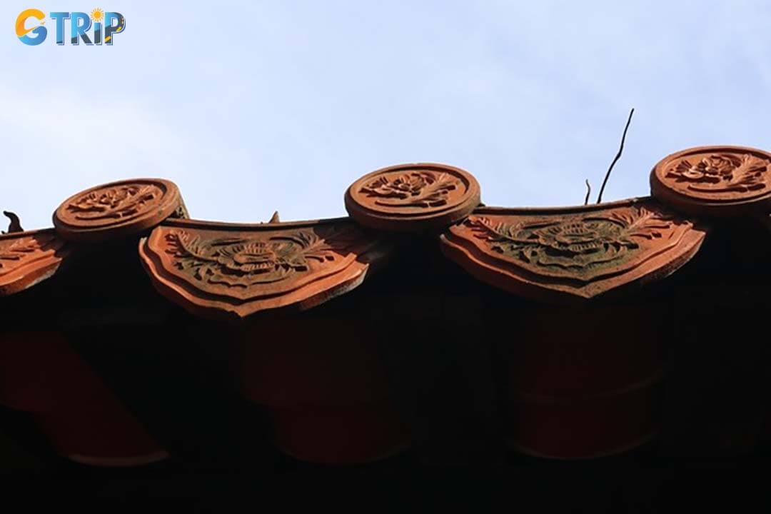 Tan Xa Palace is easily accessible in former District 3 by ride-hailing services, taxi, bus, or a short walk from nearby attractions such as the War Remnants Museum