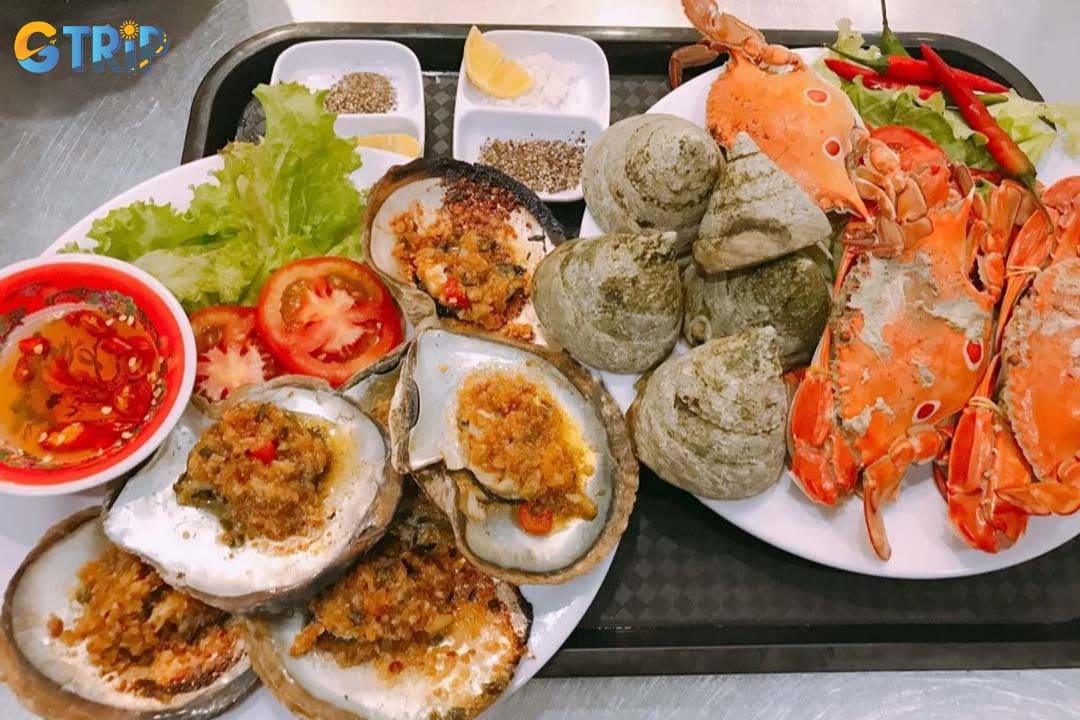 Tasting fresh local seafood after exploring Bai Chong Beach is a gift to yourself