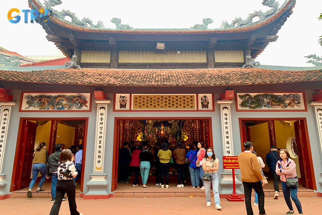 Tay Ho Temple welcomes tourists daily from 5:00 AM to 6:00 PM, offering ample time for both early risers and afternoon explorers to experience its spiritual ambiance