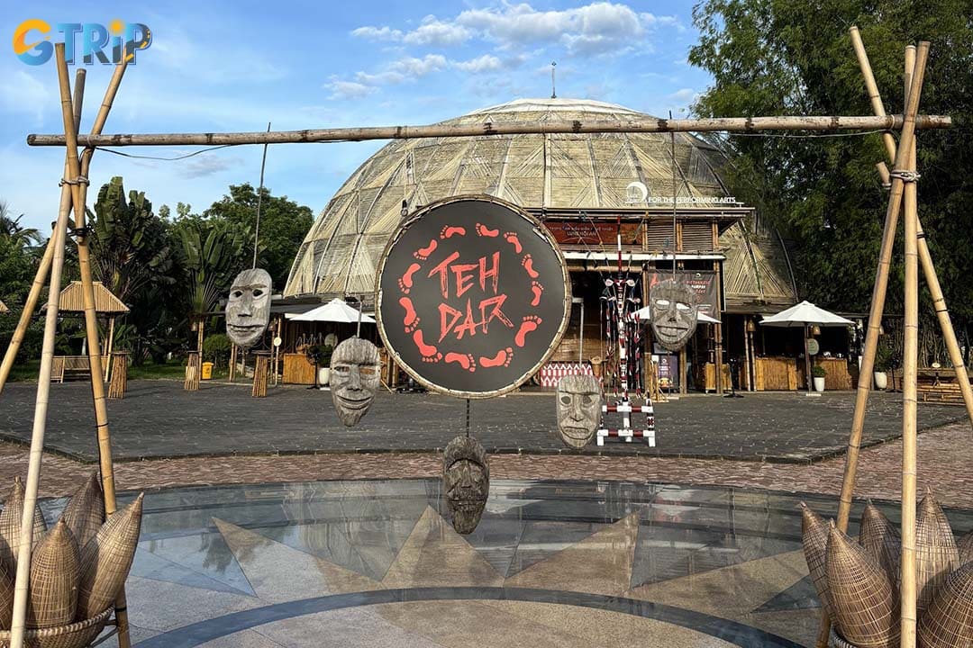 Teh Dar is one of the most popular shows at Hoi An Lune Center that you can watch to know about the culture