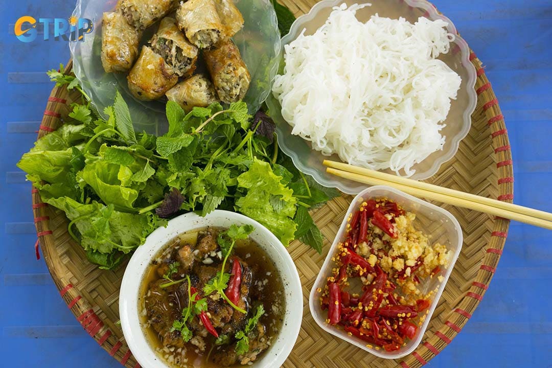 Tender and juicy grilled pork makes the bun cha more delicious