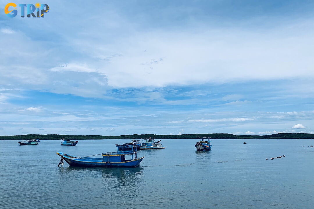 Thanh An Island stands out for its authentic fishing-village life, tranquil atmosphere, scenic coastal landscapes, and incredibly fresh, affordable seafood
