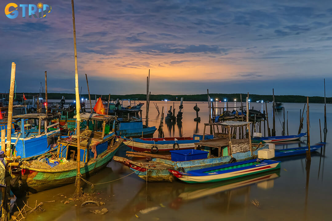 Thanh An offers raw, unpolished beauty, stone sea walls, rocky shores, seasonal salt fields, and stunning sunsets that create a photographer’s dreamscape