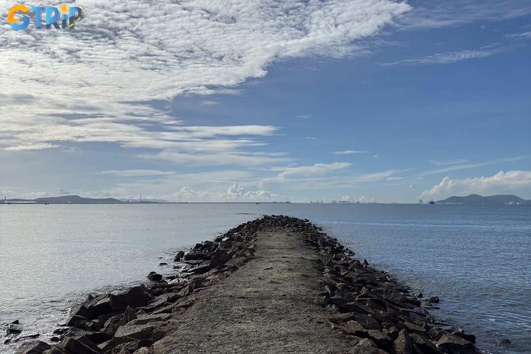 Thanh An’s rugged coast and seaside dike offer a scenic circuit with fishing boats, stilt houses, and panoramic ocean views