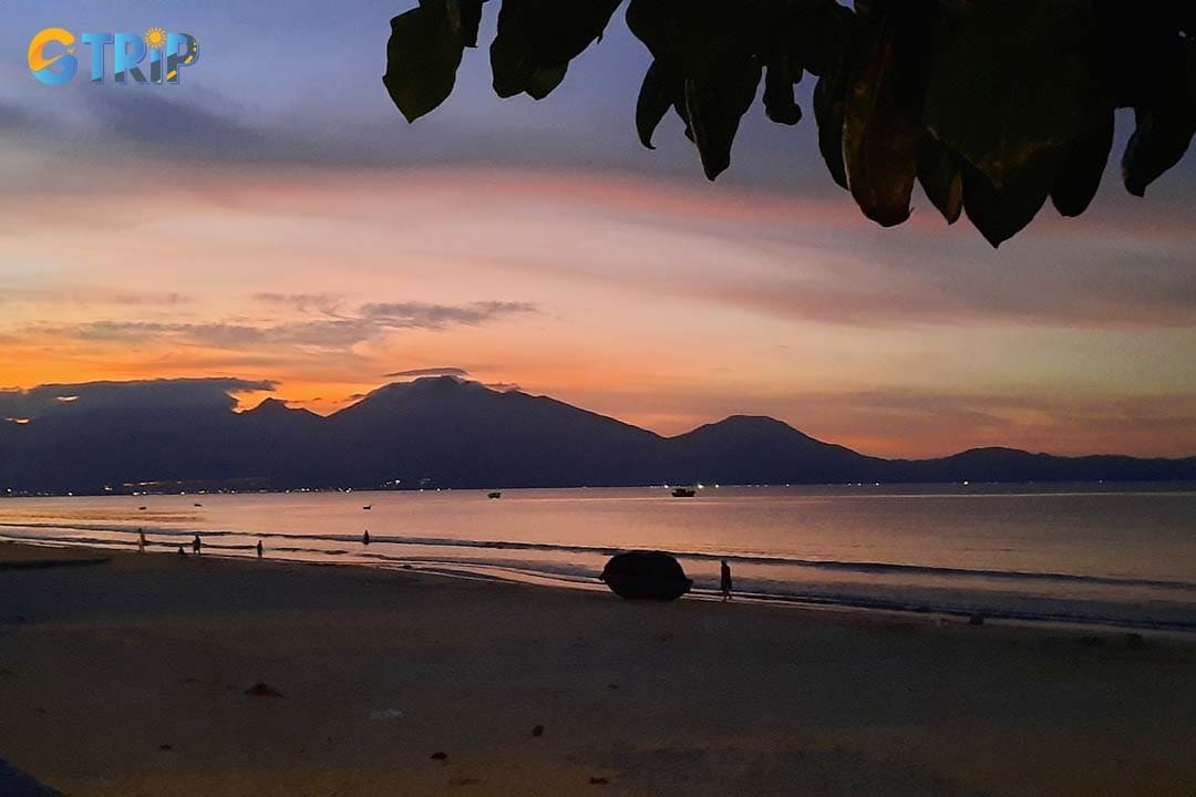 Thanh Binh Beach is a dream spot for photographers, offering stunning sunrises over the Son Tra Peninsula and golden sunsets across the bay