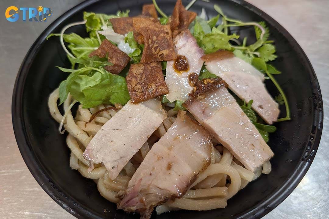 Thanh Cao Lau is a legendary institution in Hoi An, revered by locals as one of the most authentic places to eat cao lau