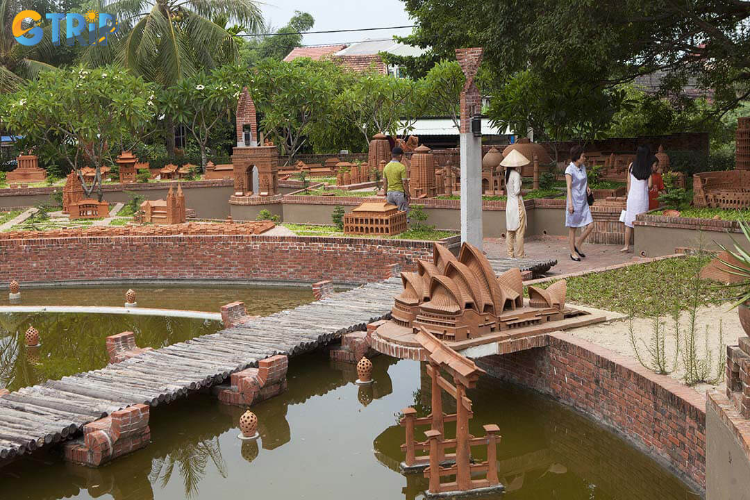 Thanh Ha Village is located right next to the Thu Bon River
