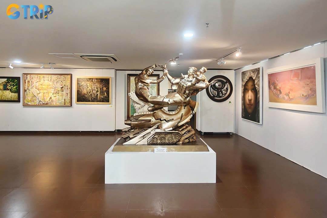 Thanks to its central location, the Da Nang Museum of Fine Arts is easy to reach by taxi, scooter, or a short walk from nearby attractions