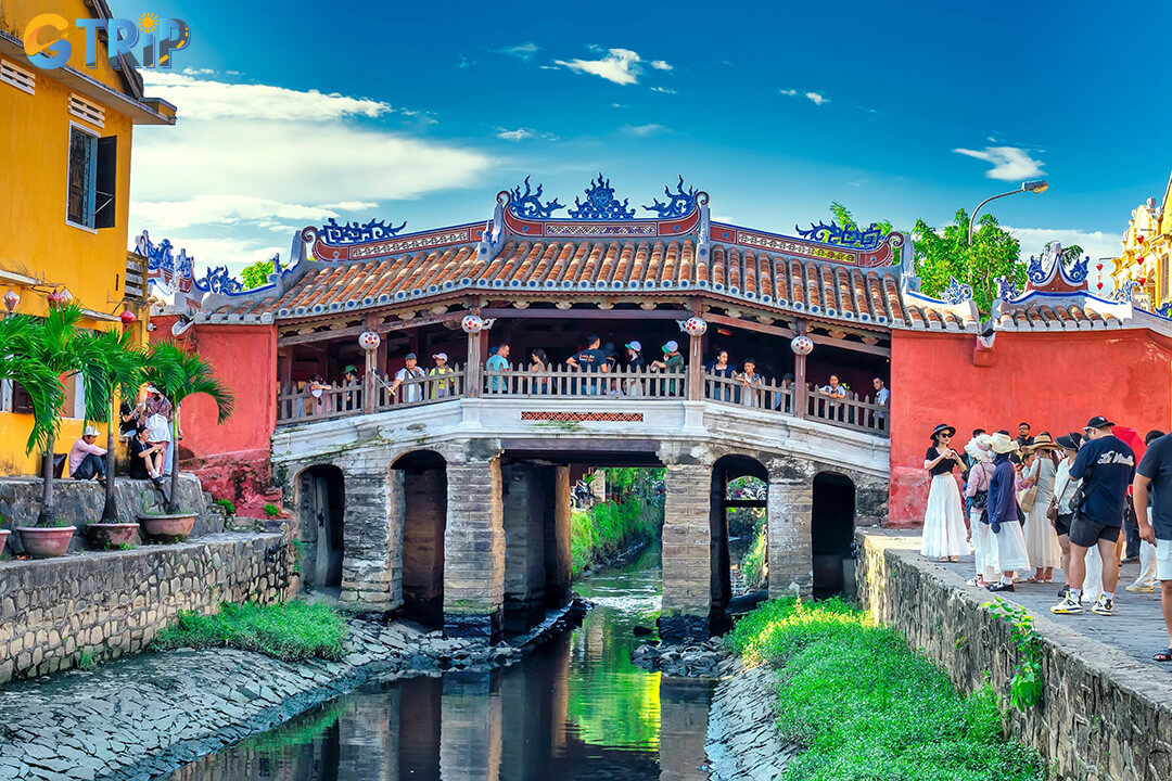 Thanks to its central location, the gallery is surrounded by famous Hoi An landmarks, making it easy to combine several attractions in one walking tour