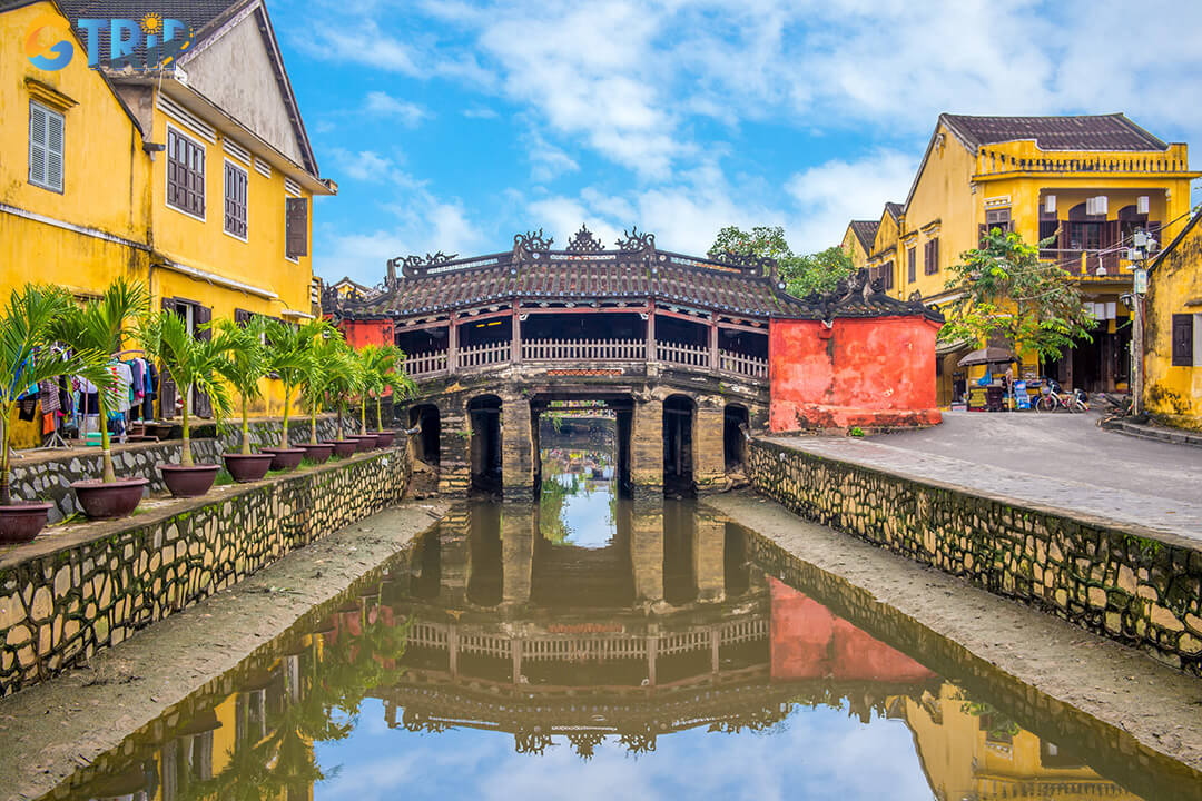 Thanks to its central location, the museum can be easily combined with nearby landmarks like the Japanese Covered Bridge on a convenient Old Town walking tour