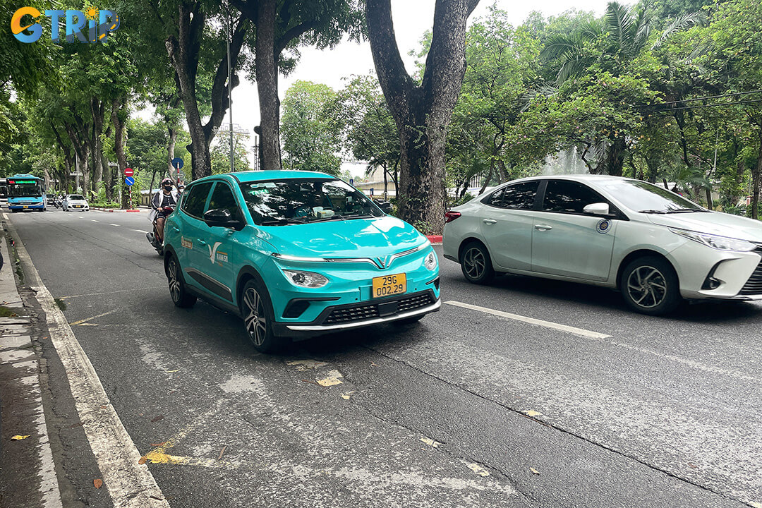 Thanks to its prime location, the square is easily accessible by bus, motorbike, taxi, ride-hailing apps, or simply on foot from the Old Quarter
