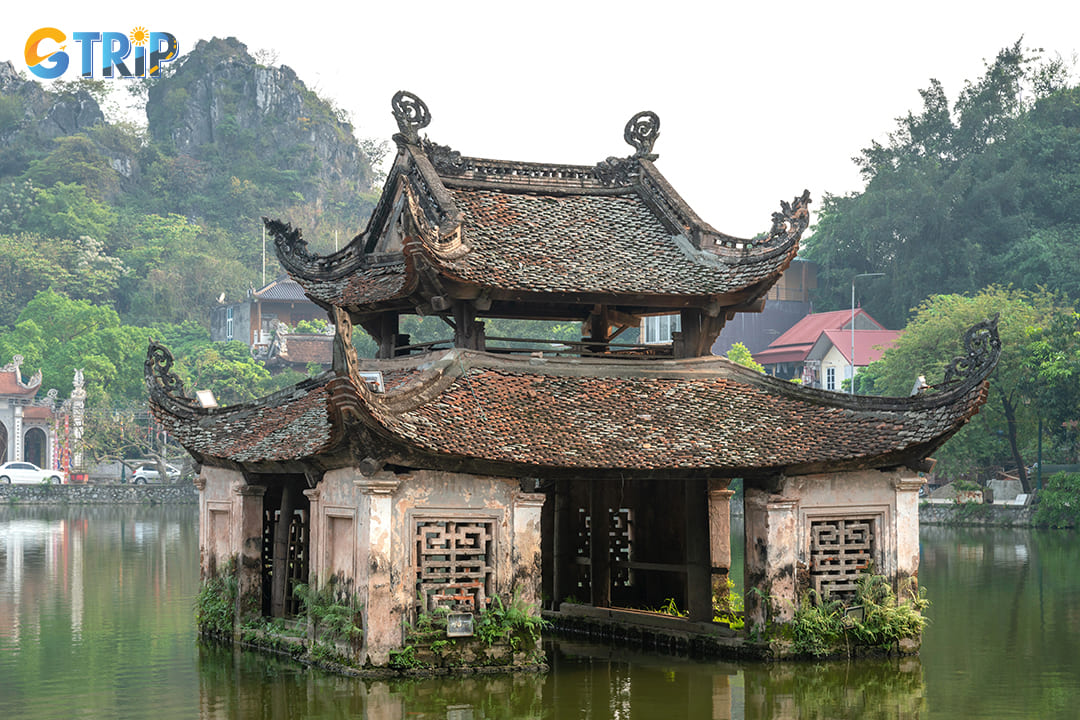 Thay Pagoda is located at the foot of Sai Son Mountain, in Sai Son Commune, Quoc Oai Ward, Hanoi