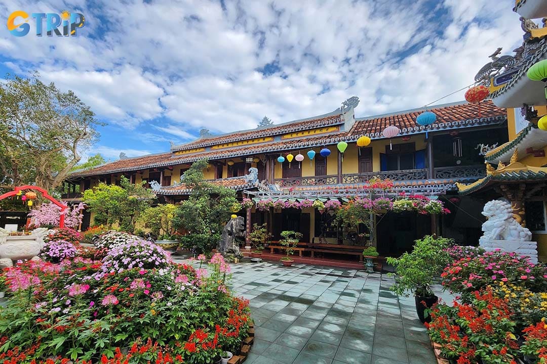 The architecture of Phap Bao Pagoda is a masterclass in Central Vietnamese Buddhist style