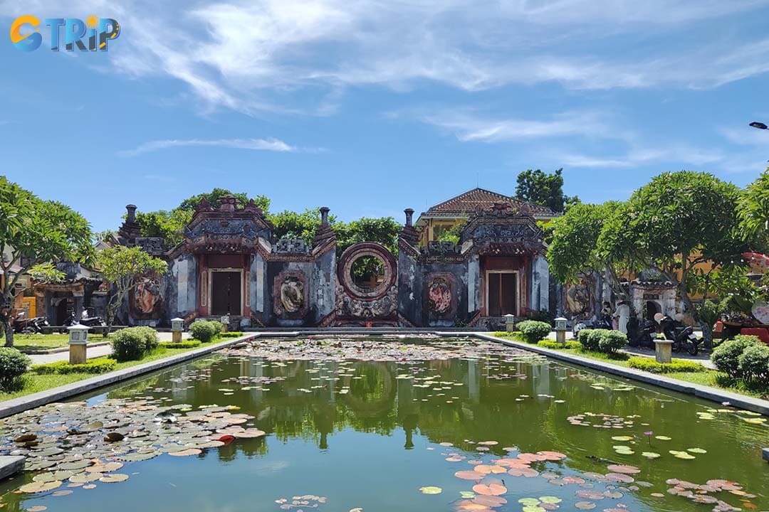 The architecture of the Ba Mu Temple Gate is a beautiful mix of philosophy and art