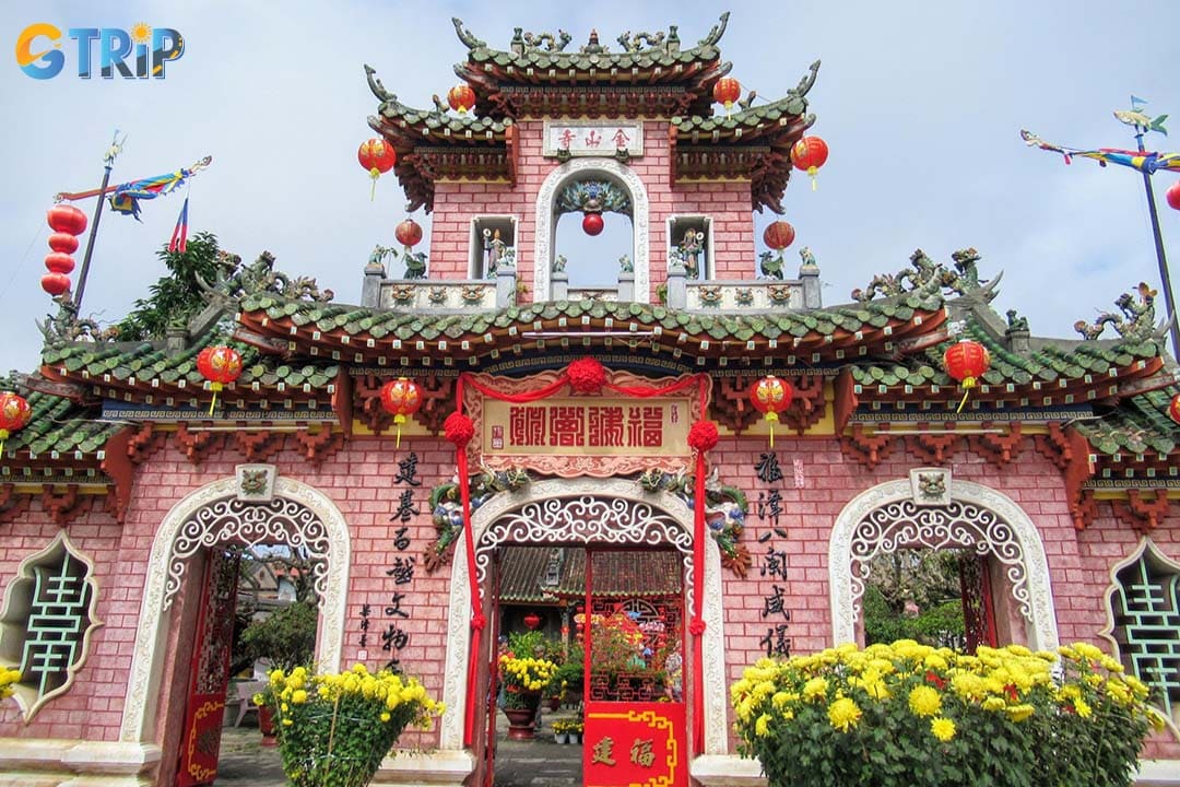 The architecture of the Fujian Assembly Hall in Hoi An follows the tradition of Chinese design