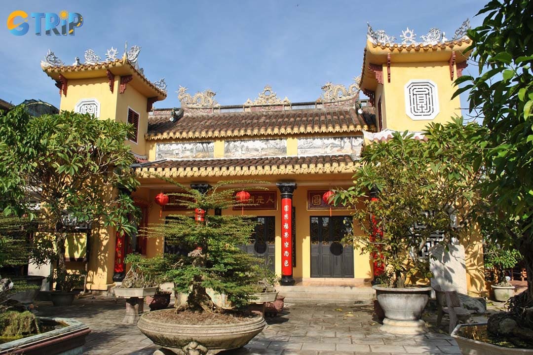 The architecture of Vien Giac Pagoda is a harmonious blend of traditional spiritual layout and modern restoration
