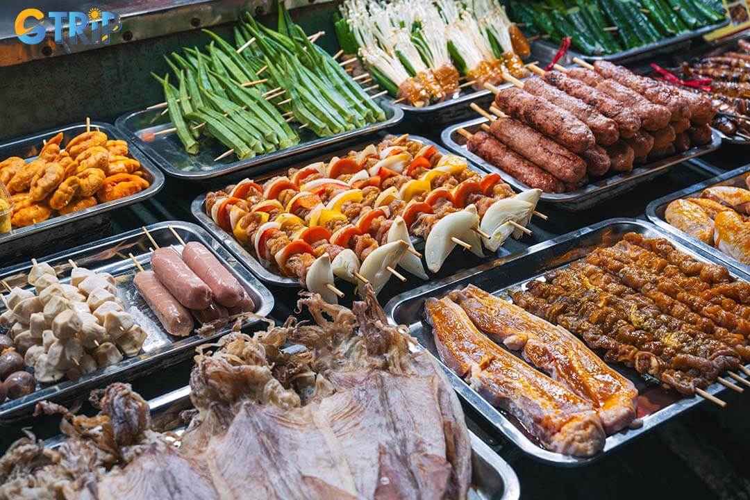 The area around the Love Bridge is a food lover’s hotspot, offering everything from fresh grilled seafood