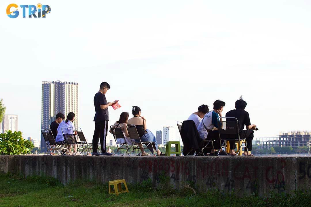 The area near Thuan Phuoc Bridge comes alive at night with local street food stalls, offering a perfect spot to enjoy Da Nang flavors by the river