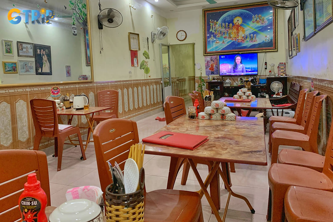 The atmosphere inside An Lac Vegetarian Rice restaurant