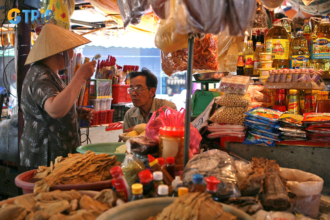 The atmosphere of Hang Be Market is intoxicating