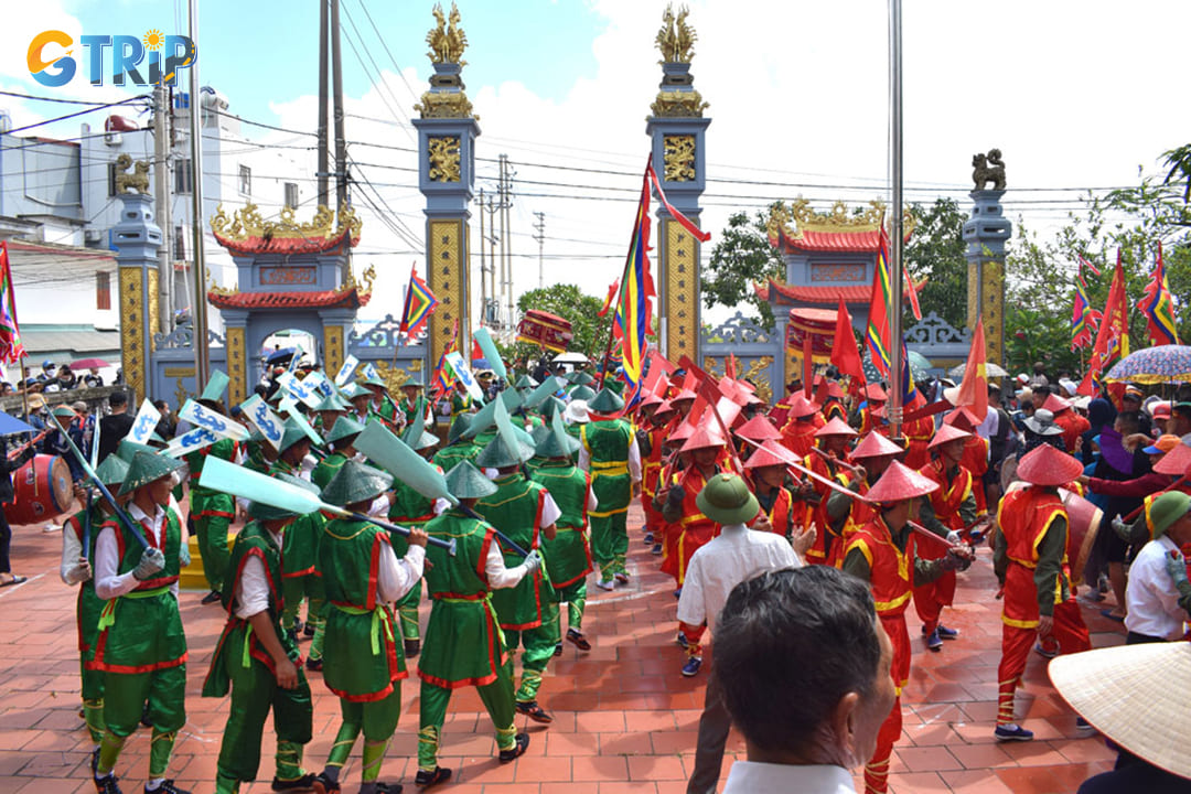 The atmosphere of the Quan Lan Festival at the temple