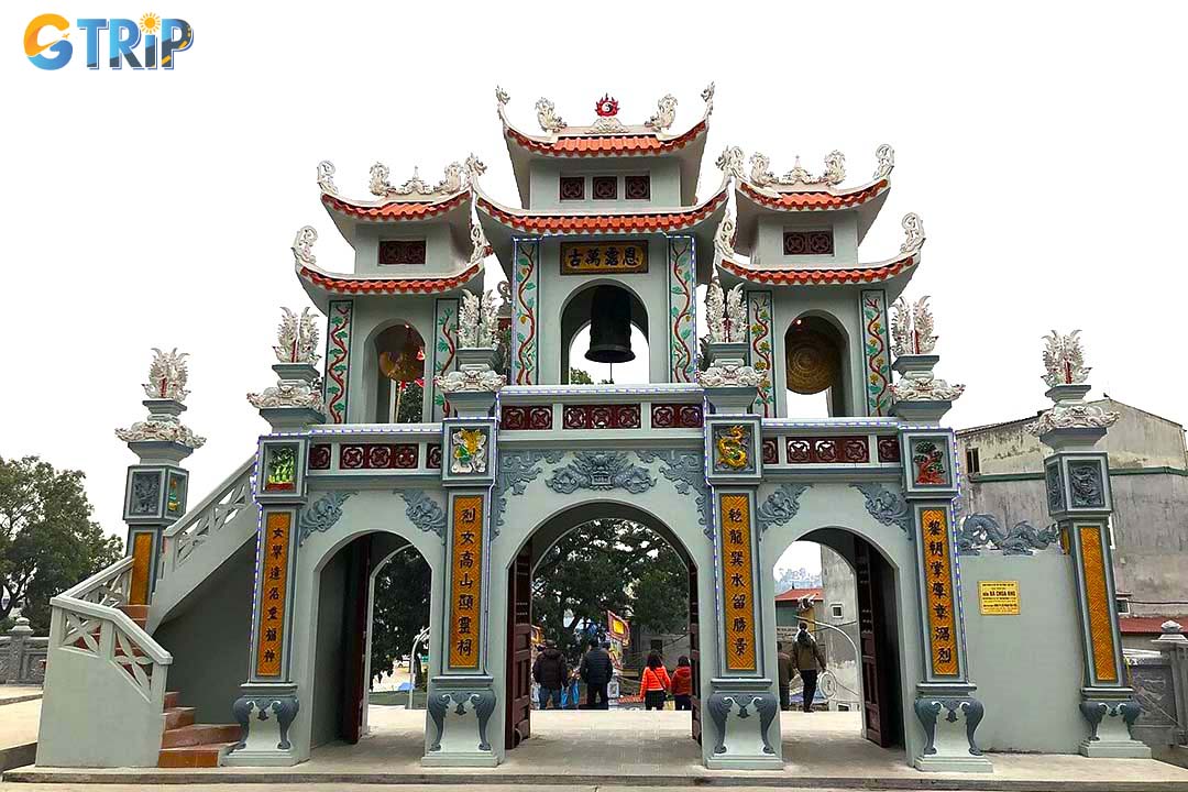 The Ba Chua Kho Temple Festival, starting on the 14th lunar day, draws pilgrims praying for peace, prosperity, and success